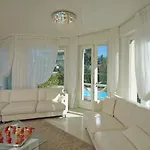 Sabine: New Modern With Private Pool Vila Toscolano Maderno
