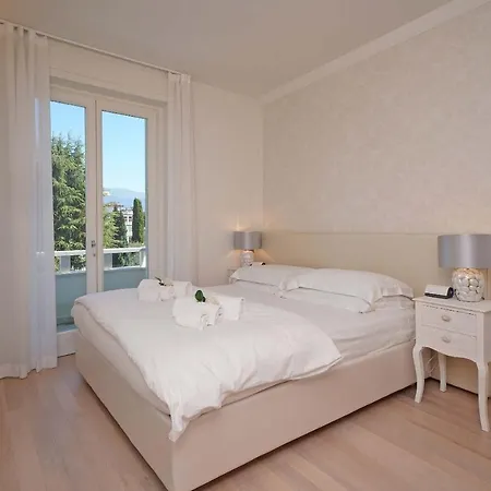 Sabine: New Modern With Private Pool