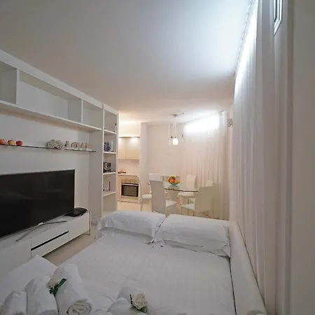 Sabine: New Modern With Private Pool Vila *